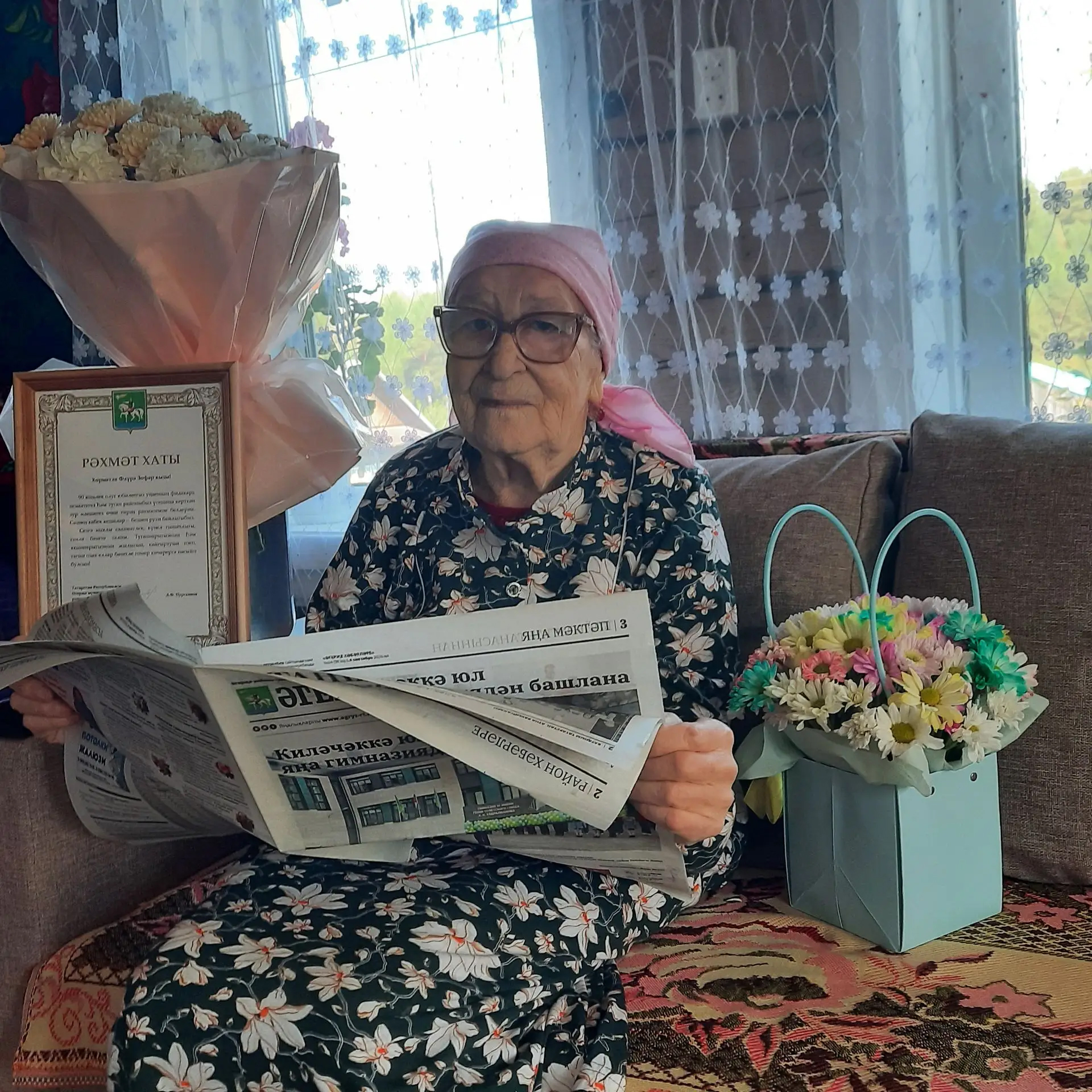 ФЛЮРА САЛИМОВА – ВЕРНЫЙ ПОДПИСЧИК РАЙОННОЙ ГАЗЕТЫ. / ФОТО Д.АБЗАЛИЕВОЙ